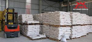 Một góc của kho hàng hóa chất Huy Hoàng