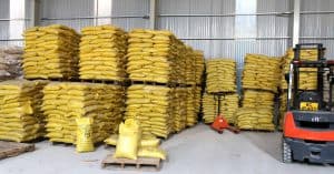 Hóa chất công nghiệp xếp trong kho hàng công ty