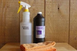 Tẩy sạch gạch men nhà bếp và nhà tắm bằng nước Oxy Già