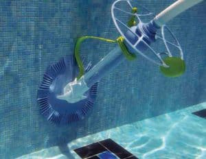 Vệ sinh cặn bẩn bám trên thành bể bơi